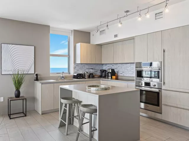 2-bedroom condo for sale in Hollywood - 4010 S Ocean Dr R1701 - MondialRealty