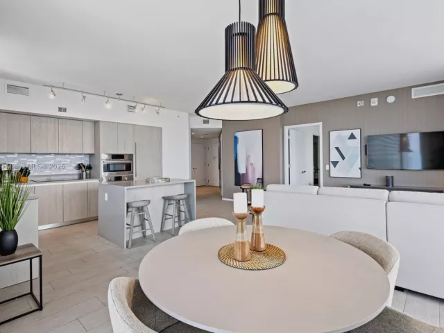 2-bedroom condo for sale in Hollywood - 4010 S Ocean Dr R1701 - MondialRealty