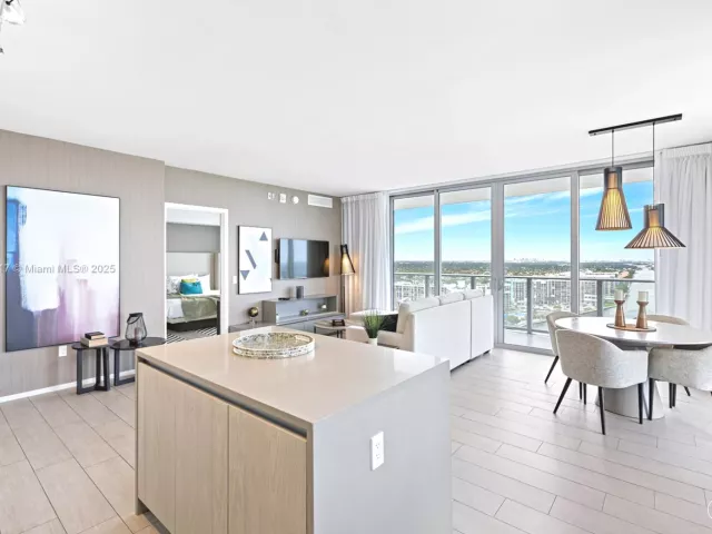 2-bedroom condo for sale in Hollywood - 4010 S Ocean Dr R1701 - MondialRealty