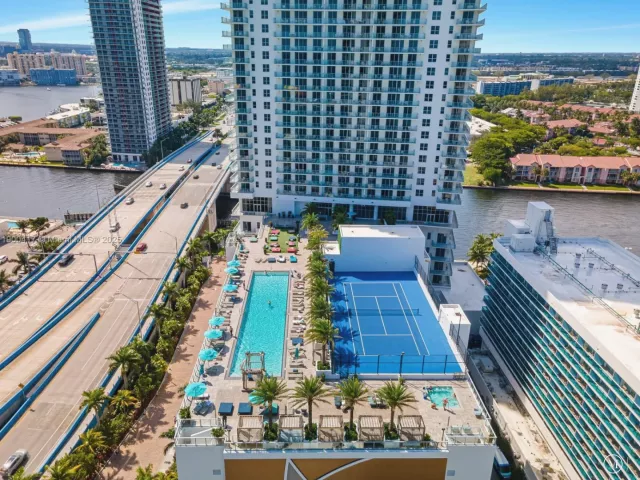 2-bedroom condo for sale in Hollywood - 4010 S Ocean Dr R1701 - MondialRealty