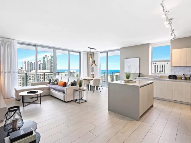 2-bedroom condo for sale in Hollywood - 4010 S Ocean Dr R1701 - MondialRealty