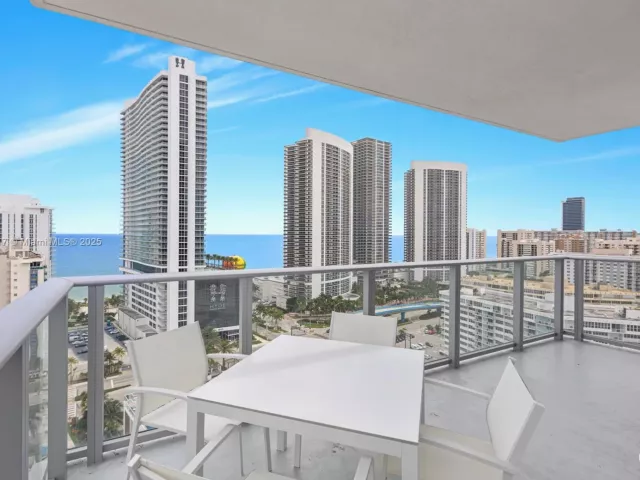 2-bedroom condo for sale in Hollywood - 4010 S Ocean Dr R1701 - MondialRealty