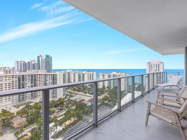 2-bedroom condo for sale in Hollywood - 4010 S Ocean Dr R1701 - MondialRealty