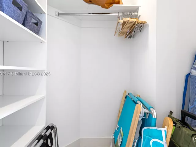 2-bedroom condo for sale in Hollywood - 4010 S Ocean Dr R1701 - MondialRealty