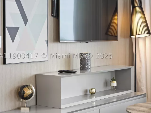 2-bedroom condo for sale in Hollywood - 4010 S Ocean Dr R1701 - MondialRealty