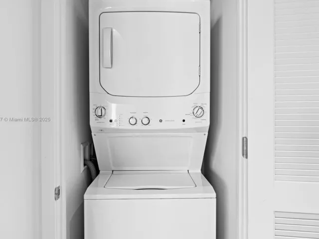 2-bedroom condo for sale in Hollywood - 4010 S Ocean Dr R1701 - MondialRealty