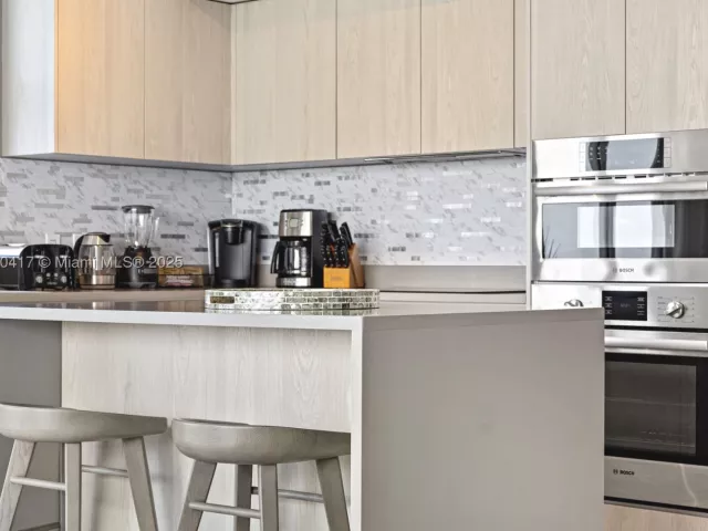 2-bedroom condo for sale in Hollywood - 4010 S Ocean Dr R1701 - MondialRealty