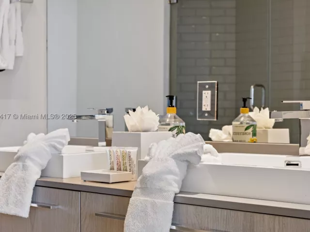 2-bedroom condo for sale in Hollywood - 4010 S Ocean Dr R1701 - MondialRealty