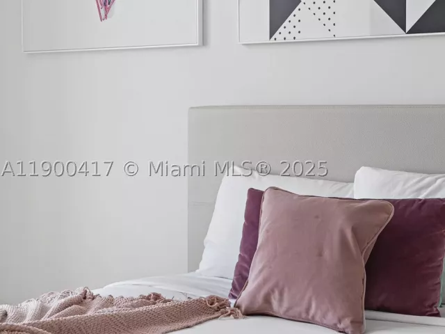 2-bedroom condo for sale in Hollywood - 4010 S Ocean Dr R1701 - MondialRealty