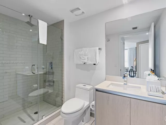 2-bedroom condo for sale in Hollywood - 4010 S Ocean Dr R1701 - MondialRealty