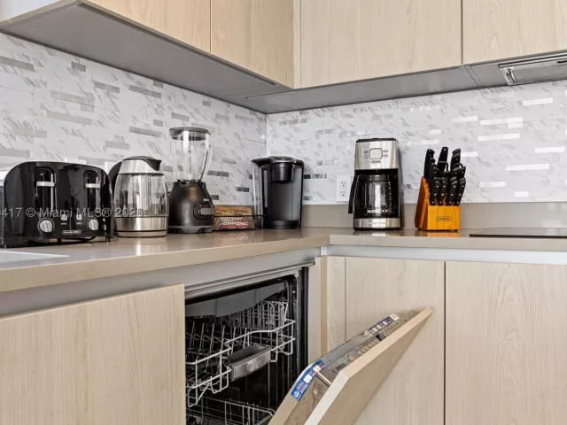 2-bedroom condo for sale in Hollywood - 4010 S Ocean Dr R1701 - MondialRealty