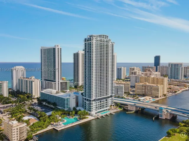 2-bedroom condo for sale in Hollywood - 4010 S Ocean Dr R1701 - MondialRealty
