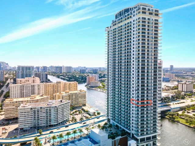 2-bedroom condo for sale in Hollywood - 4010 S Ocean Dr R1701 - MondialRealty