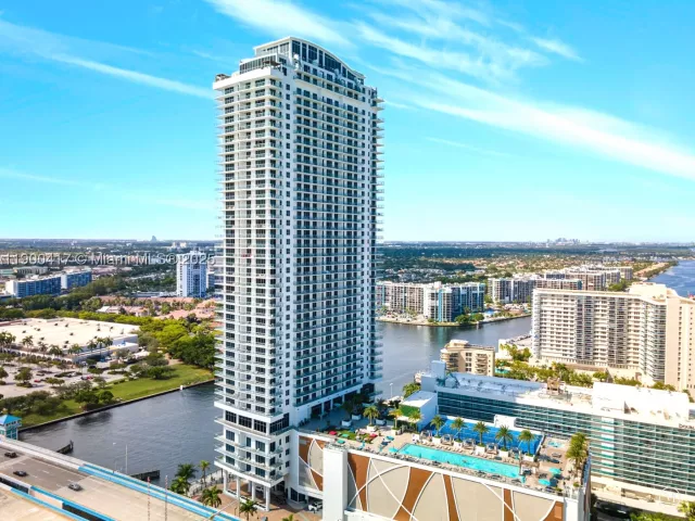 2-bedroom condo for sale in Hollywood - 4010 S Ocean Dr R1701 - MondialRealty