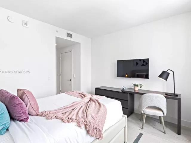 2-bedroom condo for sale in Hollywood - 4010 S Ocean Dr R1701 - MondialRealty