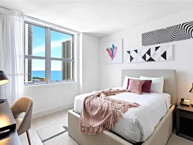 2-bedroom condo for sale in Hollywood - 4010 S Ocean Dr R1701 - MondialRealty