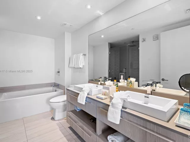 2-bedroom condo for sale in Hollywood - 4010 S Ocean Dr R1701 - MondialRealty