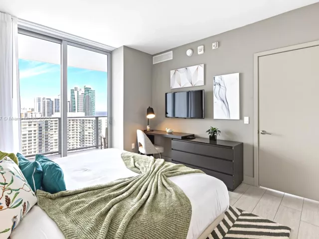 2-bedroom condo for sale in Hollywood - 4010 S Ocean Dr R1701 - MondialRealty