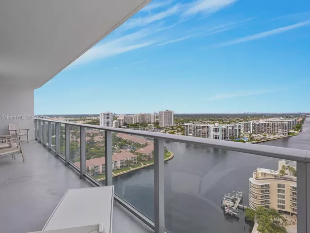 2-bedroom condo for sale in Hollywood - 4010 S Ocean Dr R1701 - MondialRealty