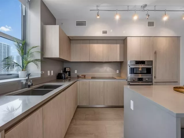 2-bedroom condo for rent in Hollywood - 4010 S Ocean Dr R2501 - MondialRealty