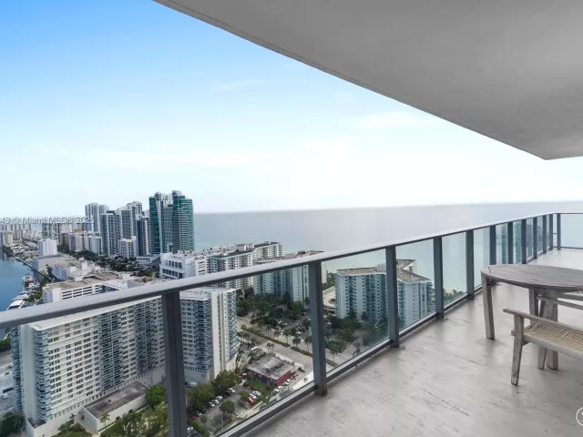 2-bedroom condo for rent in Hollywood - 4010 S Ocean Dr R2501 - MondialRealty