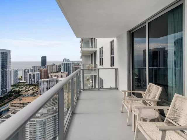 2-bedroom condo for rent in Hollywood - 4010 S Ocean Dr R2501 - MondialRealty