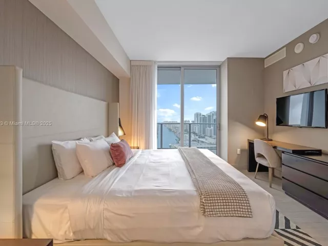 2-bedroom condo for rent in Hollywood - 4010 S Ocean Dr R2501 - MondialRealty