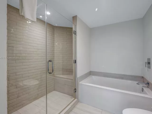 2-bedroom condo for rent in Hollywood - 4010 S Ocean Dr R2501 - MondialRealty