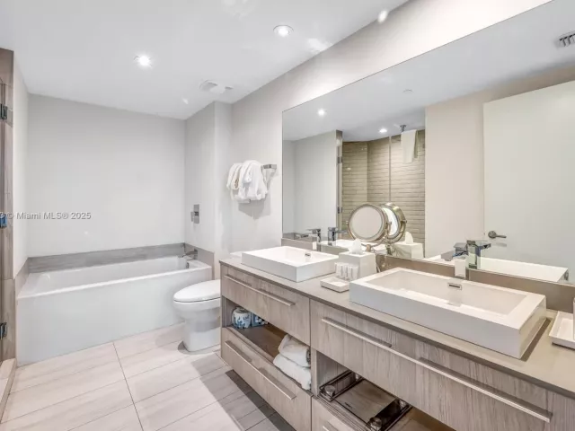 2-bedroom condo for rent in Hollywood - 4010 S Ocean Dr R2501 - MondialRealty