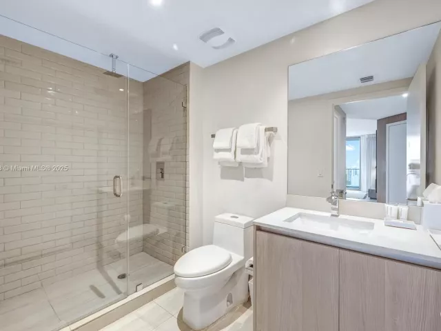 2-bedroom condo for rent in Hollywood - 4010 S Ocean Dr R2501 - MondialRealty