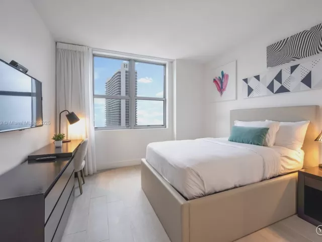 2-bedroom condo for rent in Hollywood - 4010 S Ocean Dr R2501 - MondialRealty