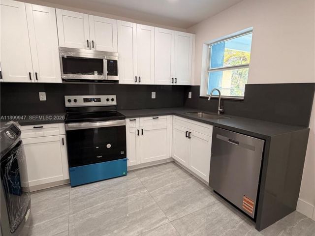 3-bedroom home for sale in Fort Lauderdale - 809 NW 12th Ave - MondialRealty