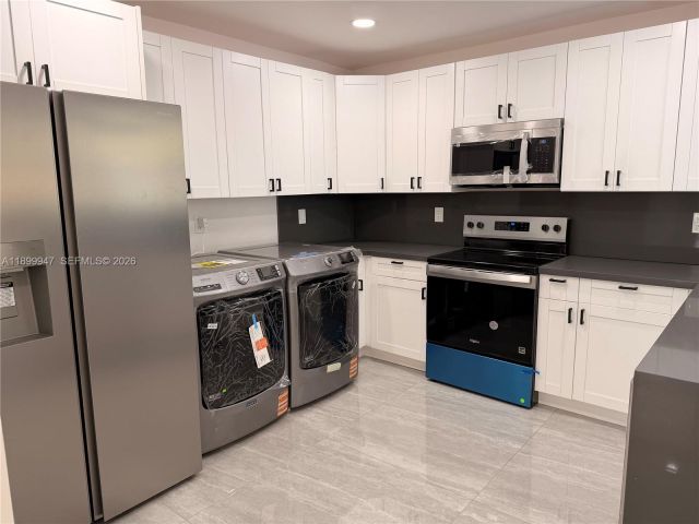 3-bedroom home for sale in Fort Lauderdale - 809 NW 12th Ave - MondialRealty