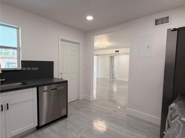 3-bedroom home for sale in Fort Lauderdale - 809 NW 12th Ave - MondialRealty