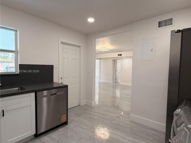 3-bedroom home for sale in Fort Lauderdale - 809 NW 12th Ave - MondialRealty