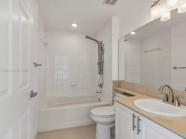 2-bedroom condo for sale in Miami - 1155 Brickell Bay Dr PH202 - MondialRealty