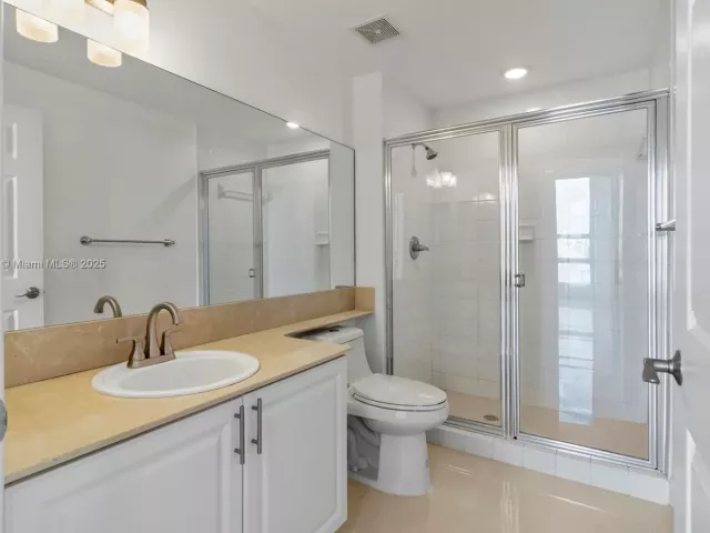 2-bedroom condo for sale in Miami - 1155 Brickell Bay Dr PH202 - MondialRealty