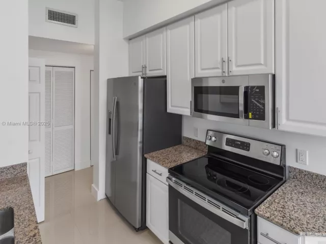 2-bedroom condo for sale in Miami - 1155 Brickell Bay Dr PH202 - MondialRealty