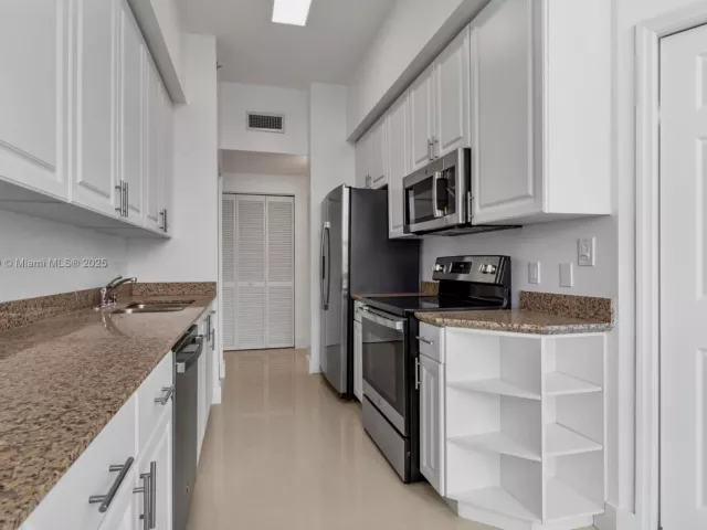 2-bedroom condo for sale in Miami - 1155 Brickell Bay Dr PH202 - MondialRealty