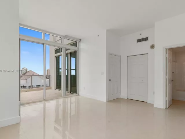 2-bedroom condo for sale in Miami - 1155 Brickell Bay Dr PH202 - MondialRealty