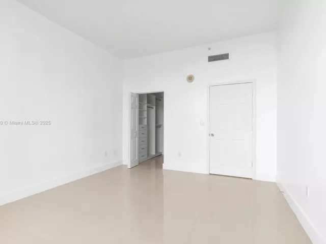 2-bedroom condo for sale in Miami - 1155 Brickell Bay Dr PH202 - MondialRealty