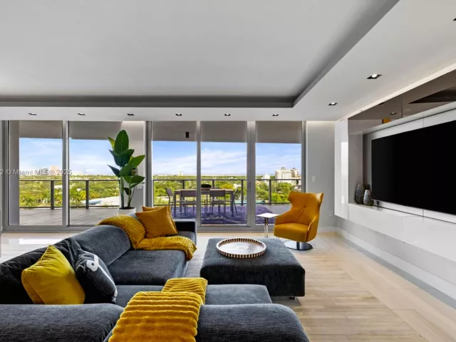 3-bedroom condo for sale in Fort Lauderdale - 1180 N Federal Hwy 1102 - MondialRealty