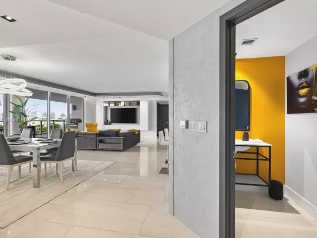 3-bedroom condo for sale in Fort Lauderdale - 1180 N Federal Hwy 1102 - MondialRealty