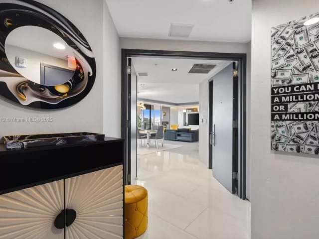 3-bedroom condo for sale in Fort Lauderdale - 1180 N Federal Hwy 1102 - MondialRealty