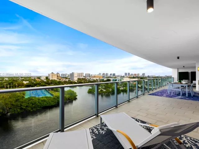 3-bedroom condo for sale in Fort Lauderdale - 1180 N Federal Hwy 1102 - MondialRealty