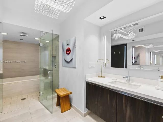 3-bedroom condo for sale in Fort Lauderdale - 1180 N Federal Hwy 1102 - MondialRealty