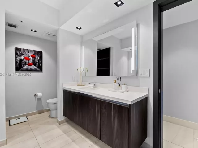 3-bedroom condo for sale in Fort Lauderdale - 1180 N Federal Hwy 1102 - MondialRealty