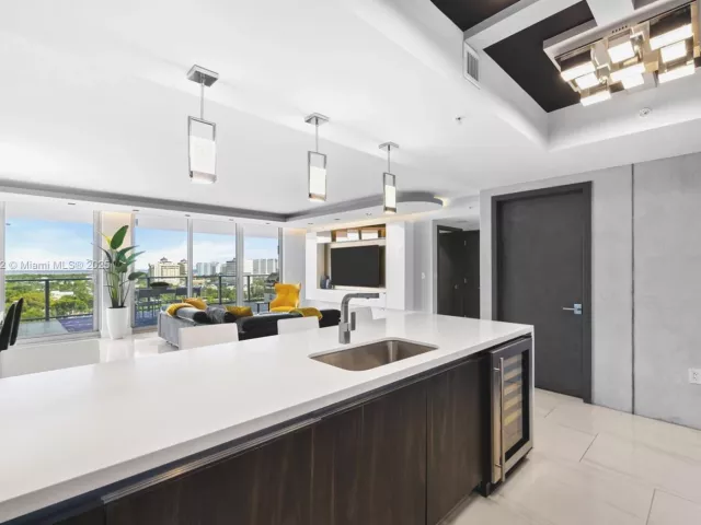 3-bedroom condo for sale in Fort Lauderdale - 1180 N Federal Hwy 1102 - MondialRealty