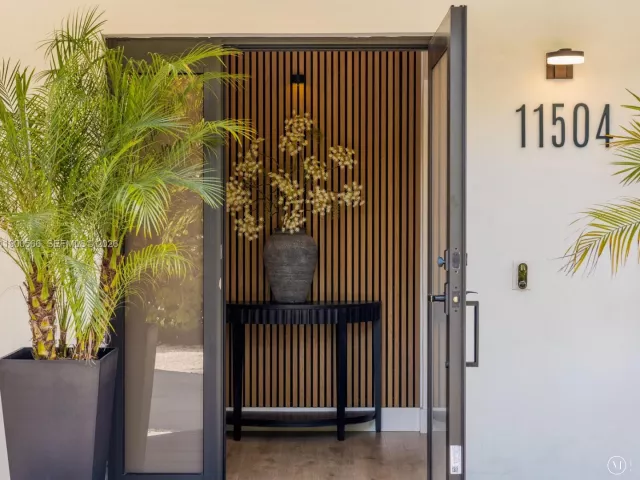 2-bedroom home for sale in Biscayne Park - 11504 NE 6th Ave - MondialRealty