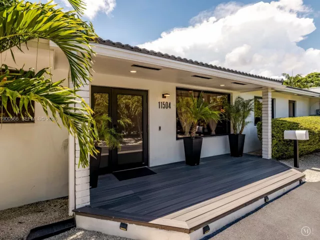 2-bedroom home for sale in Biscayne Park - 11504 NE 6th Ave - MondialRealty